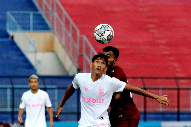 Pemain Persikabo 1973 Ryan Kurnia duel dengan pemain PSM Makassar saat laga kedua babak penyisihan Grup D Piala Presiden 2022 yang berakhir dengen skor 0-1 di Stadion Kanjuruhan Kepanjen, Kabupaten Malang, Rabu (15/6/2022) sore.