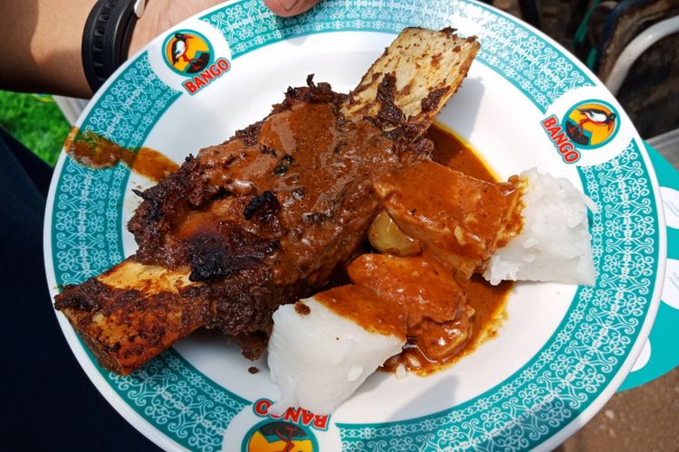 Tata Ribs Daeng Tata yang ada di Festival Jajanan Bango 2018, di Park & Ride Thamrin 10, Jakarta, Sabtu (14/4/2018). Lebih dari 80 gerai kukiner otentik Nusantara dihadirkan dalam festival kuliner ini.