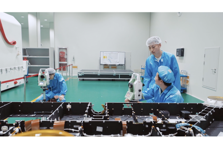Saat ini, Innovation Academy for Microsatellites telah mengoperasikan tiga jalur produksi yang mampu menghasilkan hingga 300 satelit setiap tahun.