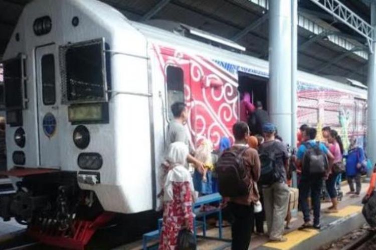 Ratusan penumpang kereta api Prambanan Ekspres (Prameks) memadati Stasiun Balapan Solo, Minggu (10/7/2016).  