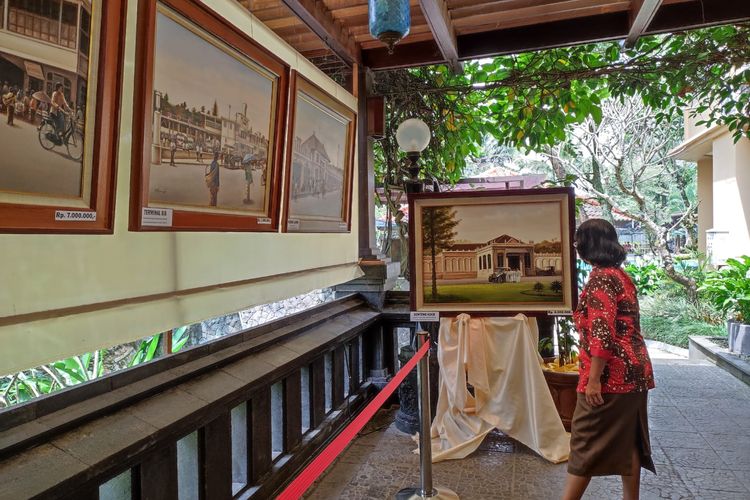 Seorang pengunjung melihat pameran Salatiga Tempo Doeloe karya perupa Isworo