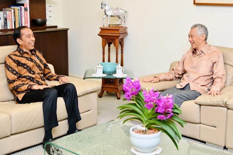 Indonesia's President Joko Widodo (left) and Singapore's Prime Minister Lee Hsien Loong attend a Leaders' Retreat in Istana in Singapore on Thursday, March 16, 2023.  