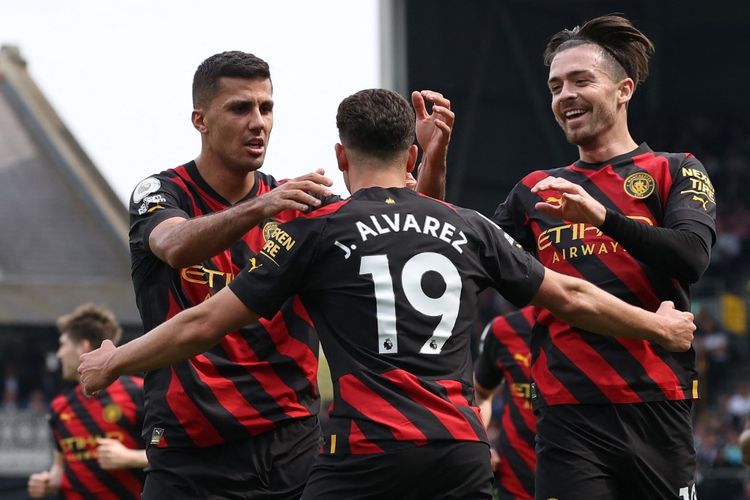 Penyerang Manchester City, Julian Alvarez, merayakan gol pada laga Liga Inggris kontra Fulham di Stadion Craven Cottage, London, Minggu (30/4/2023) malam WIB.