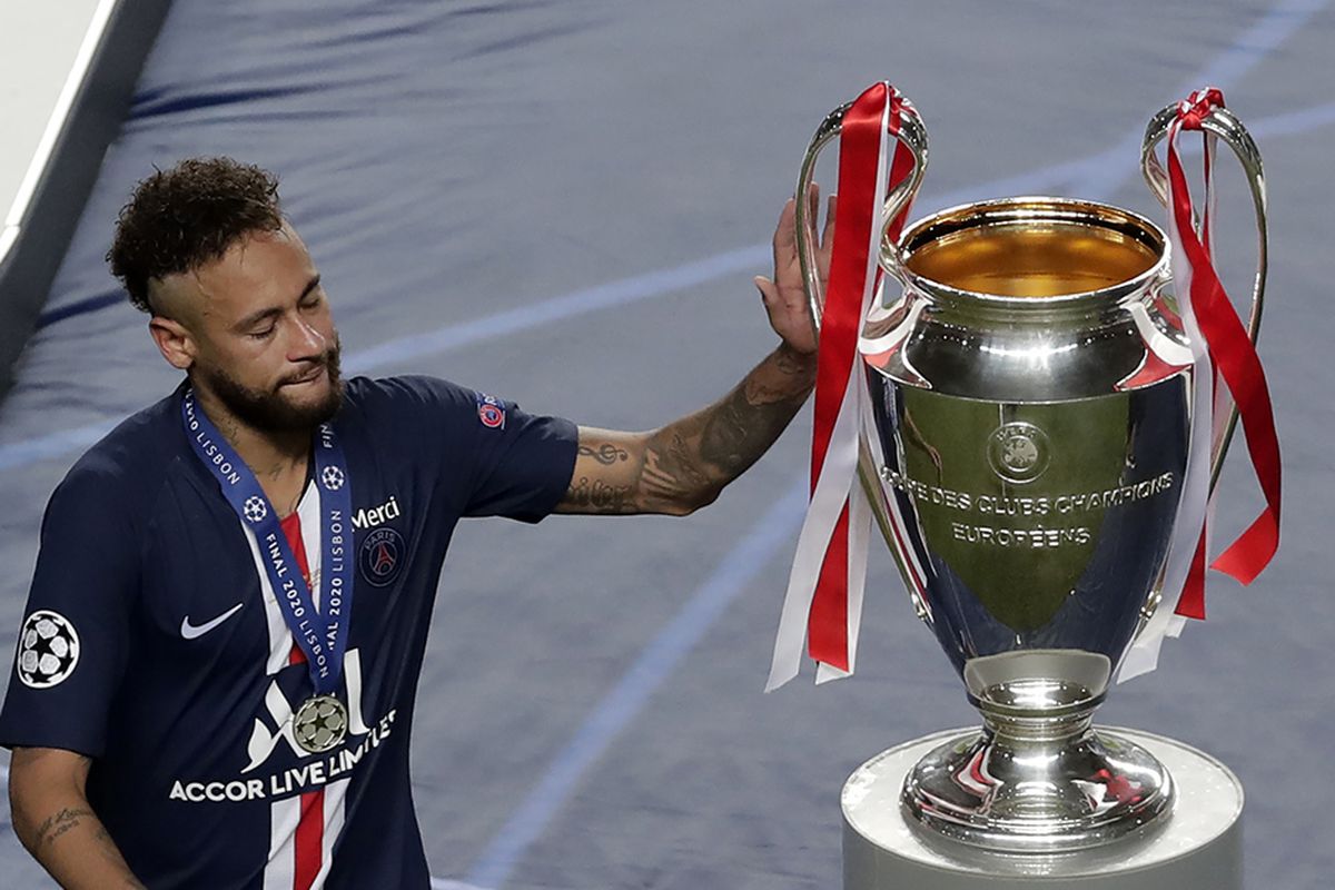 Pemain Paris Saint-Germain (PSG) Neymar menyentuh trofi setelah pertandingan melawan Bayern Muenchen dalam babak final Liga Champions di Stadion Da Luz, Lisbon, Portugal, Minggu (23/8/2020). Neymar harus pasrah melihat trofi Liga Champions musim ini jatuh ke tangan tim lawan setelah laga PSG vs Bayern Muenchen berakhir dengan skor 0-1.