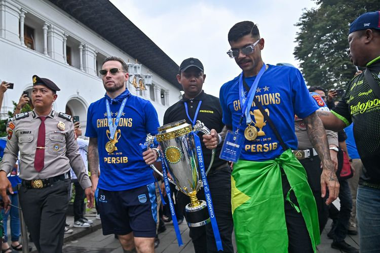 Dua pilar Persib Marc Klok dan Ciro Alves bersamaan membawa trofi Liga 1 2024-2025 masuk ke Gedung Sate Bandung usai jalani konvoi Minggu (25/5/2025). 