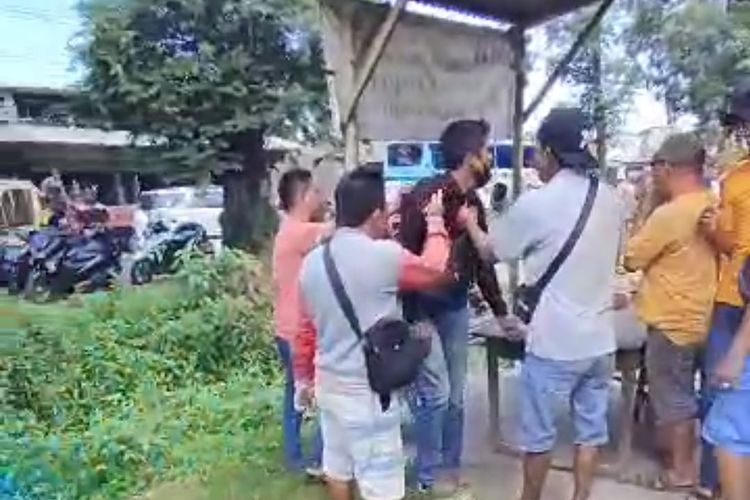 Tangkapan layar video cekcok warga Jember dengan debt collector pada Senin (8/7/2024)