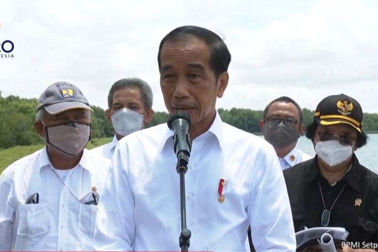 Presiden Joko Widodo mmeberikan keterangan pers usai meninjau Mangrove Conservation Forest di Bali pada Kamis (2/12/2021).