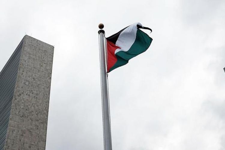 Bendera Palestina berkibar untuk pertama kalinya di markas Perserikatan Bangsa-bangsa (PBB) di New York, Rabu (30/9/2015).