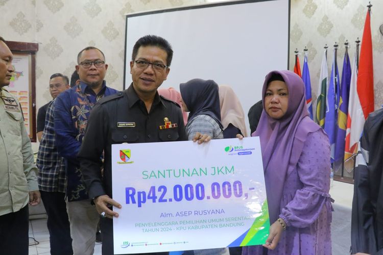 Pada tanggal 20 Februari 2024 Bupati Bandung memberikan penyerahan santunan kepada para ahli waris dari 19 petugas penyelenggara pemilihan umum di Sekretariat Komisi Pemilihan Umum (KPU) Kabupaten Bandung di Jalan Sindangwangi, Kecamatan Soreang