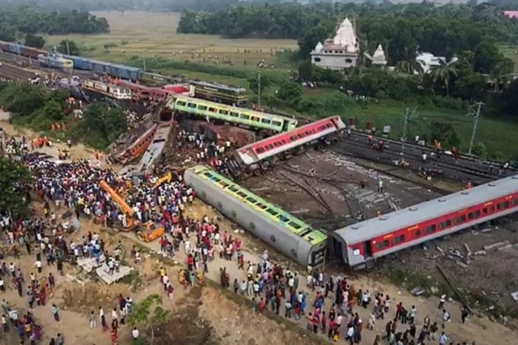Tangkapan layar video AFPTV menunjukkan pemandangan dari udara kecelakaan kereta India yang melibatkan tiga KA di dekat Balasore, negara bagian Odisha, India, Sabtu (3/6/2023). 
