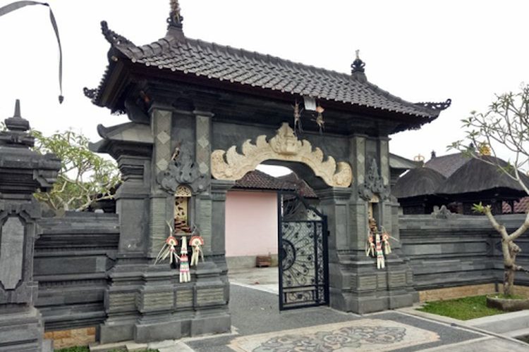 Angkul-angkul atau pintu masuk halaman utama pada Rumah Adat Bali.