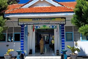Cerita Rudy Hidupkan Sekolah di Lereng Gunung Lawu, Tempuh Jarak 25 Km Setiap Hari