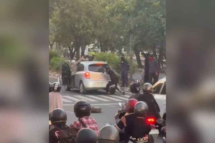 Demo May Day di Makassar Diwarnai Aksi Anarkis, Mobil Warga Dirusak Oknum Berpakaian Serba Hitam