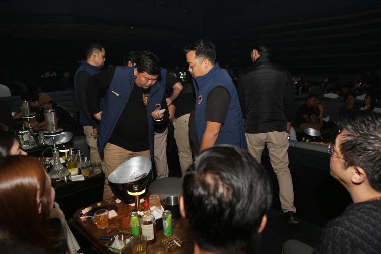 Polda Jatim Razia dan Tes Urine Pengunjung Tempat Hiburan Malam di Surabaya