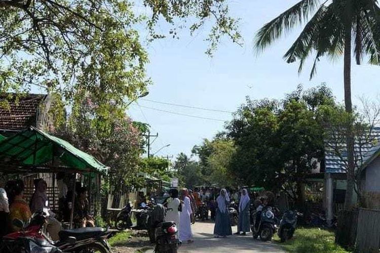 Warga saat melakukan aksi blokade jalan di Desa Tolo Uwi, Kecamatan Monta, Kabupaten Bima, Rabu (16/11/2022).