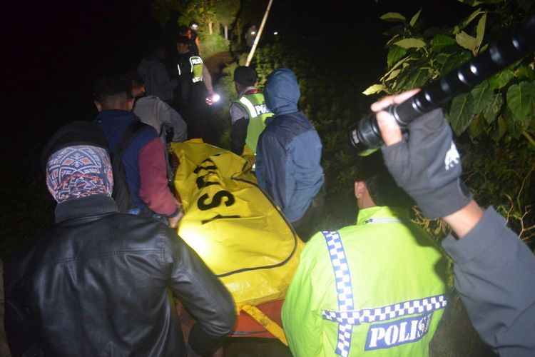 Petugas sedang mengevakuasi tiga pendaki Gunung Prau uang tewas akibat tersambar petir, Minggu (23/4/2017).