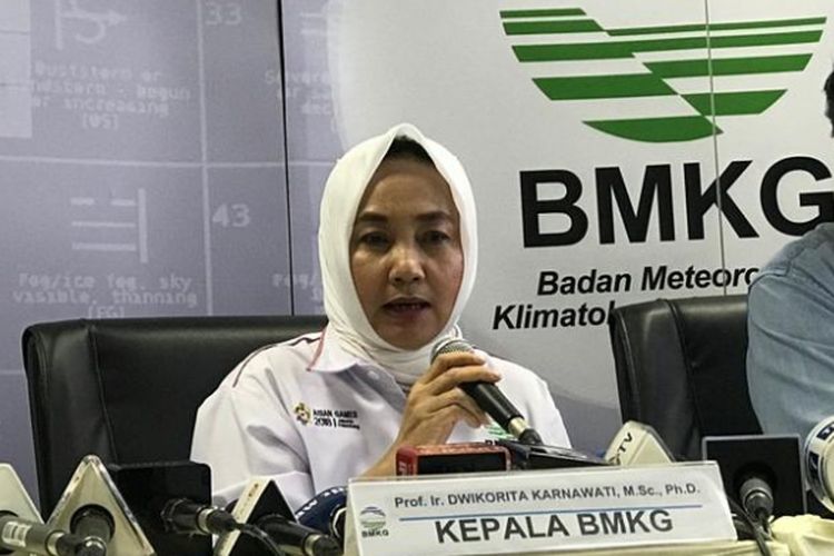 Kepala Badan Meteorologi, Klimatologi dan Geofisika (BMKG) Dwikorita Karnawati saat konferensi pers, di Gedung BMKG, Jakarta Pusat, Senin (24/12/2018). 