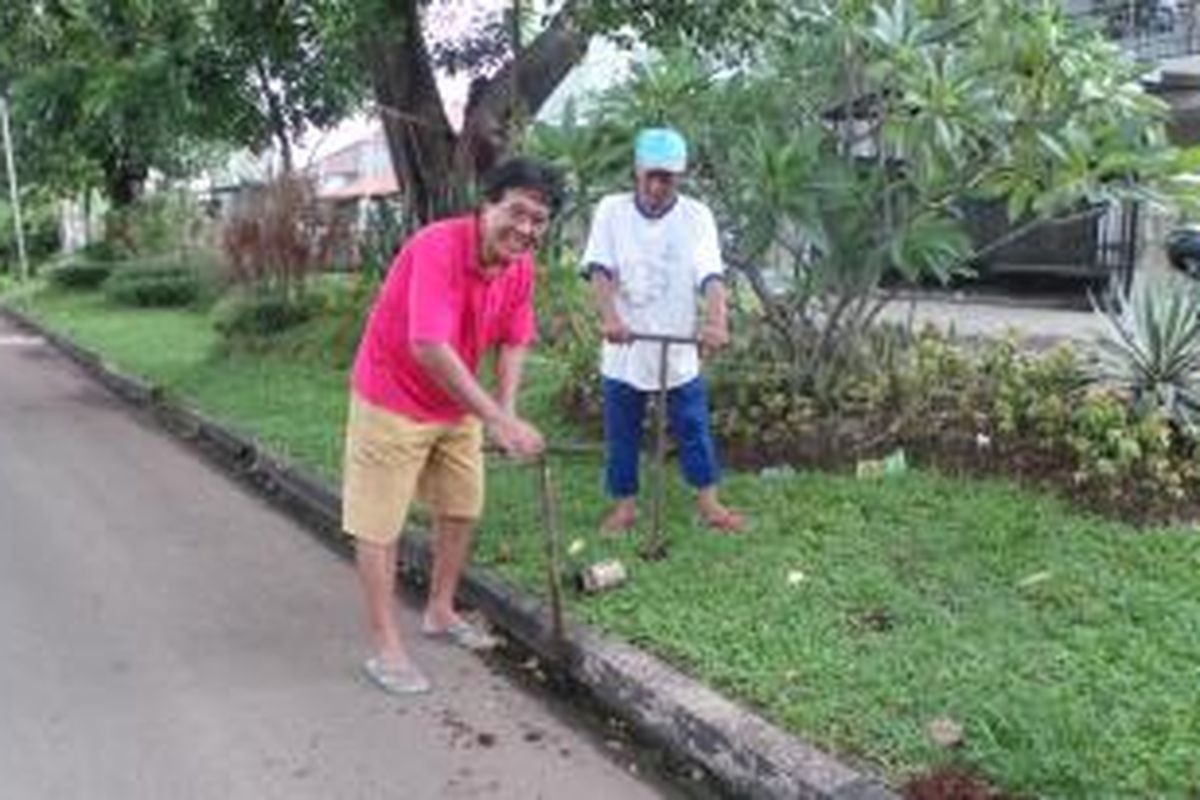 Ketua RW 10 Saksono Soehodo tengah menggali lubang biopori di lingkungan kompleks perumahan Cipinang Elok, Jatinegara, Jakarta Timur. Sabtu (14/12/2013).