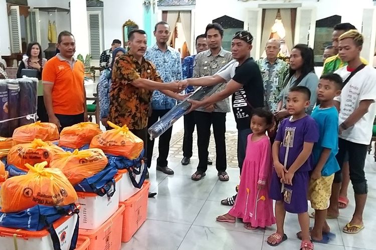 Bupati Madiun, Ahmad Dawami  bersama Kepala Dinas Sosial Kabupaten Madiun, Sugiharto memberikan bantuan kepada tujuh pengungsi Wamena asal di Pendopo Muda Graha, Kamis (17/10/2019) malam.