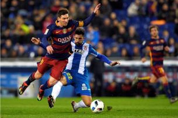 Bintang Barcelona, Lionel Messi, menerima tackle dari pemain belakang Espanyol, Alvaro Gonzalez, pada perempat final kedua Copa del Rey di Stadion Power8, Rabu (13/1/2016).