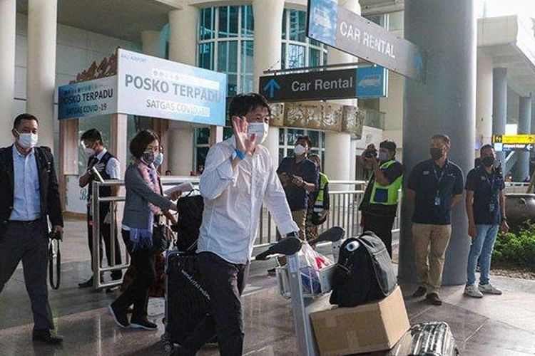 Sejumlah penumpang wisatawan mancanegara asal Jepang tiba di terminal kedatangan internasional Bandara I Gusti Ngurah Rai Bali, Kamis 3 Februari 2022 sore. 

