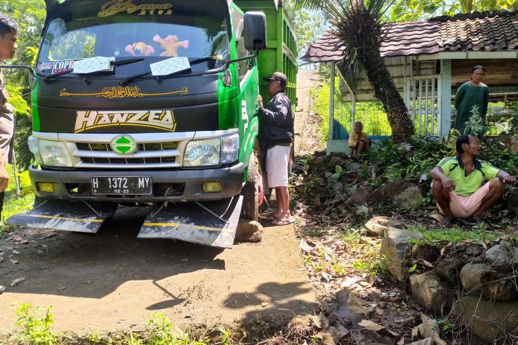 Truk yang ditumpangi dua wanita misterius tersesat masuk ke dalam makam