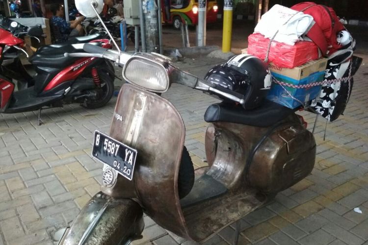 Vespa tua milik Kima yang mengantarkannya mudik dari Tangerang ke Lampung