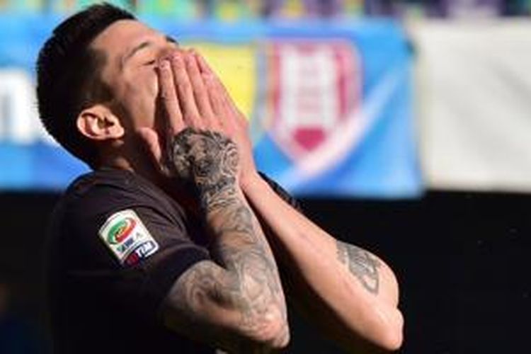 Ekspresi kekecewaan Juan Iturbe saat AS Roma ditahan imbang oleh Chievo Verona, Minggu (8/3/2015). 