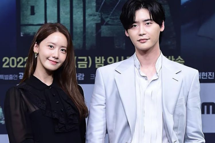 Yoona dan Lee Jong Suk saat konferensi pers drama Big Mouth, Jumat (29/7/2022).