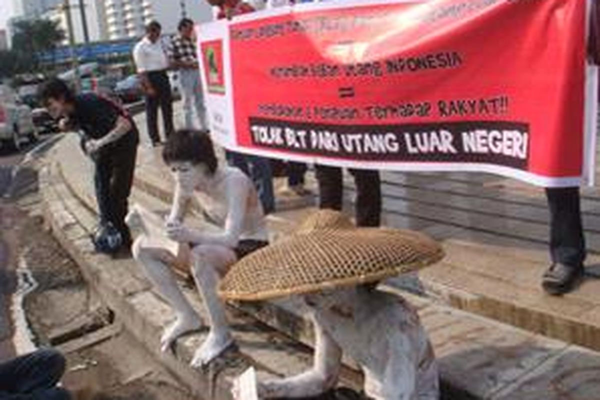 Puluhan anggota Gerakan Kaum Muda '98 (GKM '98) melakukan aksi unjuk rasa di Bundaran Hotel Indonesia, Senin (15/6) menolak BLT dari hutang luar negeri