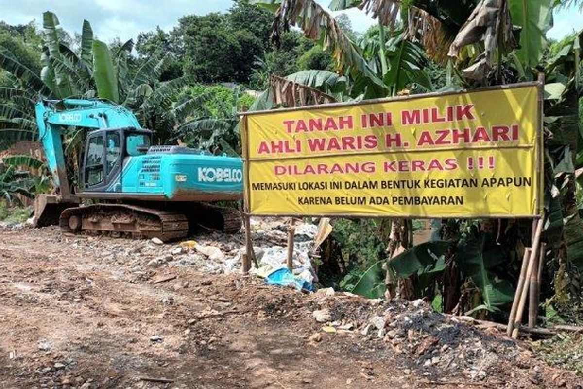 Spanduk penghentian pengerjaan proyek saringan sampah Kali Ciliwung di Kelurahan Gedong, Pasar Rebo, Jakarta Timur, Rabu (13/12/2022). 