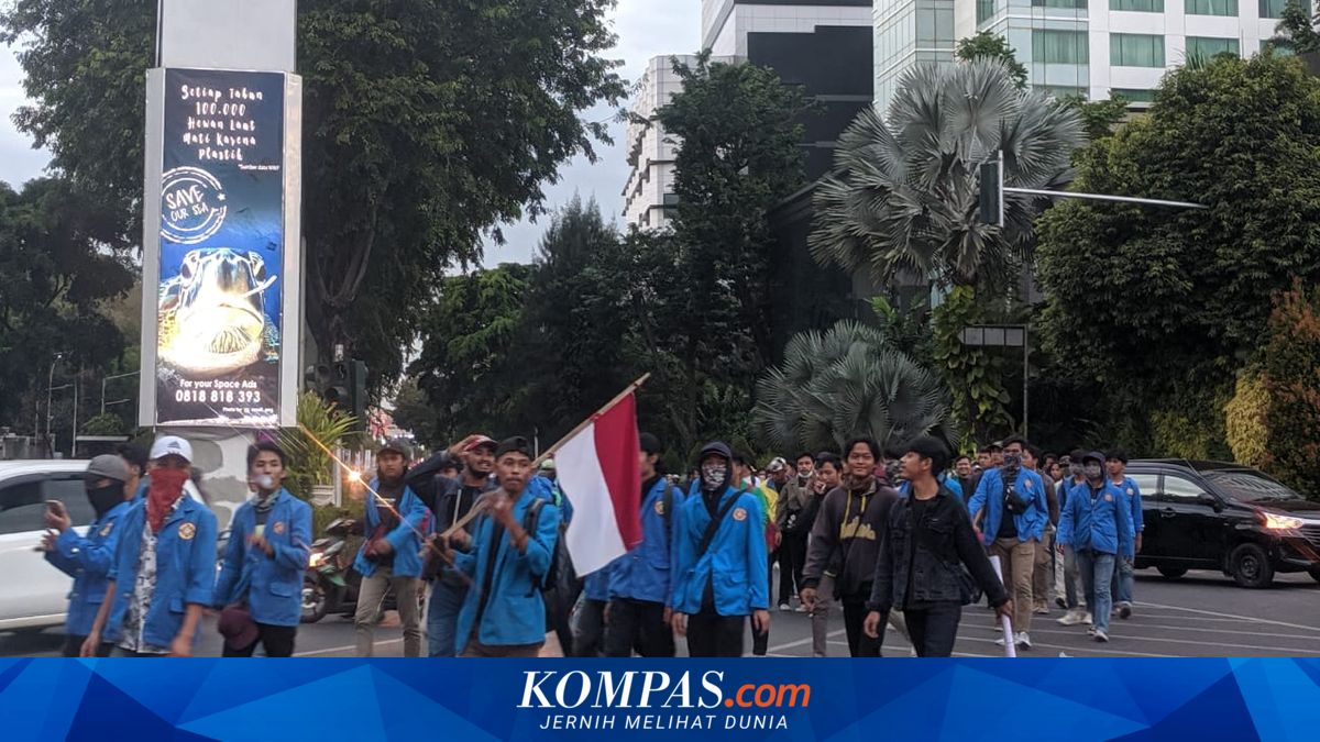 Meski Sudah Ricuh di Sejumlah Titik, Mahasiswa dan Pelajar Terus ...