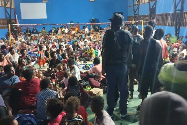 Warga Distrik Dekai yang tengah mengamankan diri di Polres Yahukimo, Papua, Senin (4/10/2021)