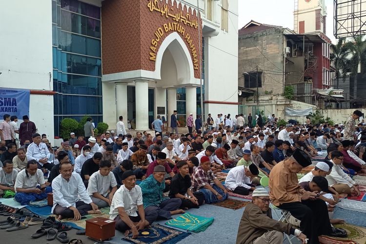 Jemaah Muhammadiyah Mulai Padati Lokasi Salat Id di Kramat Jati