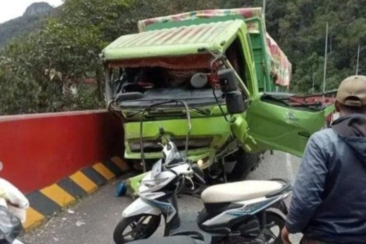 Sebuah truk Hino tabrak pembatas jalan latang Kelok 9, Selasa (14/2/2023) di Limapuluh Kota, Sumatera Barat. Akibatnya satu orang meninggal dunia.