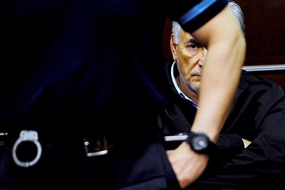 Dominique Strauss-Kahn, Direktur Pelaksana Dana Moneter Internasional (IMF), menunggu proses peradilan di sebuah Pengadilan Kriminal Manhattan, New York, Selasa (16/5), atas tuduhan melakukan percobaan pemerkosaan dan pelecehan seksual terhadap seorang petugas pembersih kamar hotel di New York, Sabtu.