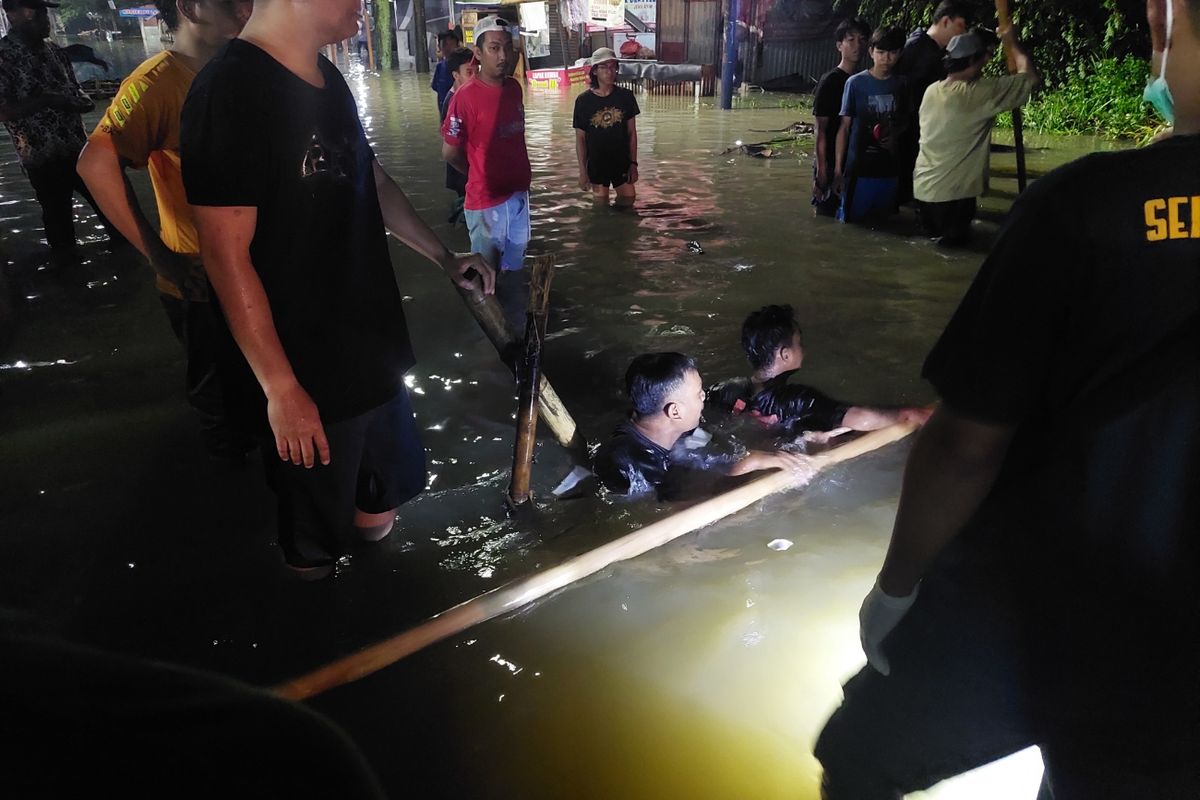 Tim BPBD saat sedang mencari keberadaan bocah berusia 6 tahun yang terporosok ke gorong-gorong di Jalan Sultan Ageng Tirtayasa, Kunciran, Kota Tangerang, Kamis (17/3/2022) sore.