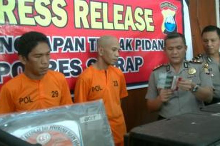 Ketua LSM Pemerhati Keadilan dan Penerapan Hukum Indonesia (PKPHI), Kabupaten Sidrap, Sulawesi Selatan, Arfa Abdullah dibekuk polisi karena mencetak uang palsu.

