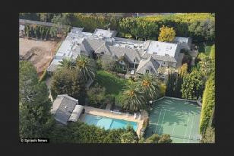 Madonna menjual rumah mewah miliknya di Beverly Hills seharga 19.5 Dolar AS atau setara Rp 1,7 miliar. Lewat foto udara, www.dailymail.co.uk menampilkan profil mansion yang berdiri di lahan 17.000 kaki persegi itu. 
