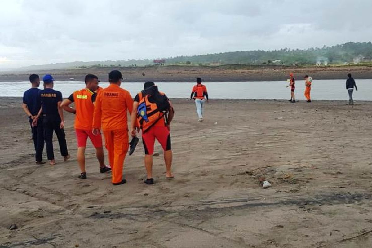 Proses pencarian seorang nelayan di Cianjur, Jawa Barat, yang tenggelam di sungai Cidamar. Korban ditemukan meninggal dunia.