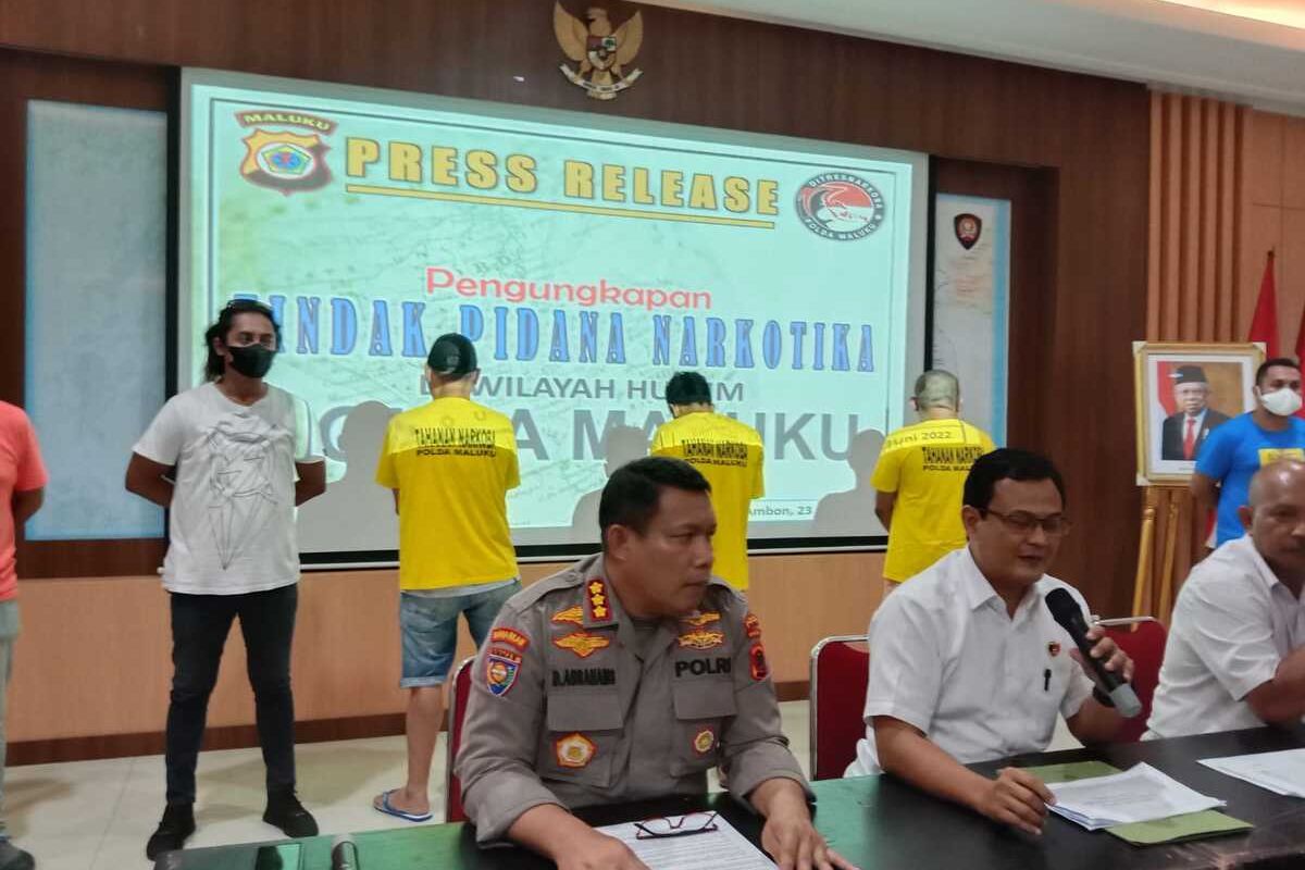 Direktur Reserse Narkoba (Diresnarkoba) Polda Maluku, Kombes Pol Cahyo Hutomo (bajuh kemeja putih) didampingi Plh Kabid Humas Polda Maluku memberikan keterangan terkait keterlibatan oknum anggota Ditresnarkoba Polda Maluku dalam kasus narkoba di kantor Polda Maluku, Kamis (23/6/2022)
