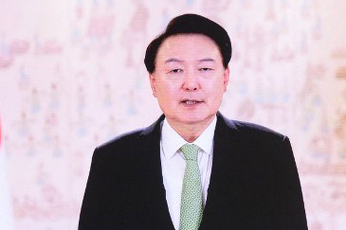 Video pesan dari Presiden Korea Selatan Yoon Suk Yeol ditampilkan dalam pembukaan Sesi Kelima UN Intergovernmental Negotiating Committee on Plastic Pollution (INC-5) di Busan, 25 November 2024.