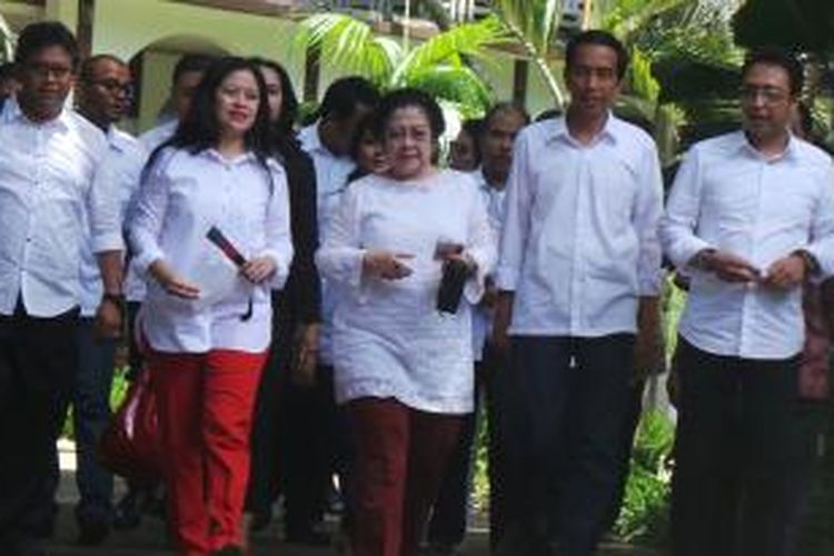 Ketua Umum DPP PDI Perjuangan Megawati Soekarnoputri didampingi Puan Maharani dan Joko Widodo berjalan dari rumahnya menuju TPS 35, di Kebagusan, Jakarta Selatan, Rabu (9/4/2014).