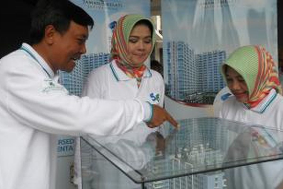 Supeno Bambang Irianto, Project Director Apartemen Taman Melati Jatinangor milik PT Adhi Persada Properti (kiri) bersama Keri Lestari, Dekan Fakultas Farmasi Unpad (tengah), didampingi Ajeng Diantini, Wakil Dekan I Fakultas Farmasi Unpad, mendengarkan penjelasan maket proyek apartemen di sela-sela kegiatan Dies Natalies Fakultas Farmasi Unpad ke-56 tahun di Jatinangor Sumedang (20/2/15). 