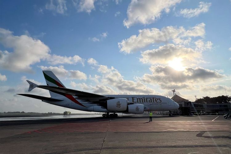 Airbus A380 Emirates mendarat di Bandara Internasional Ngurah Rai, Bali, Kamis (1/6/2023).