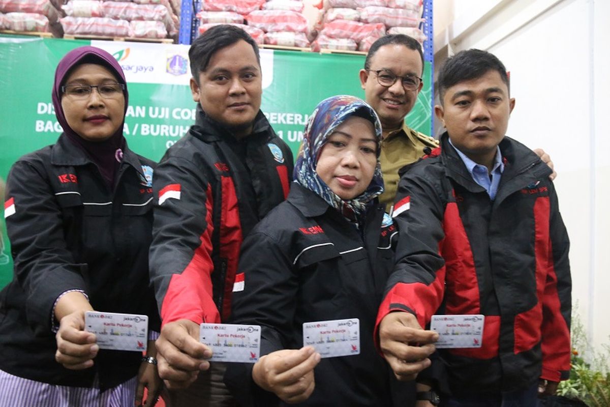 Para buruh menunjukkan Kartu Pekerja Jakarta (KPJ) yang mereka dapat dari Gubernur Provinsi DKI Jakarta, Anies Baswedan.
