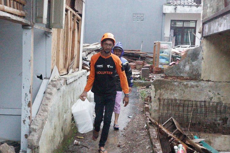 Aksi Dimas saat melakukan aksi respon bersama Disaster Management Center (DMC) Dompet Dhuafa untuk korban gempa bumi Cianjur, beberapa waktu lalu.
