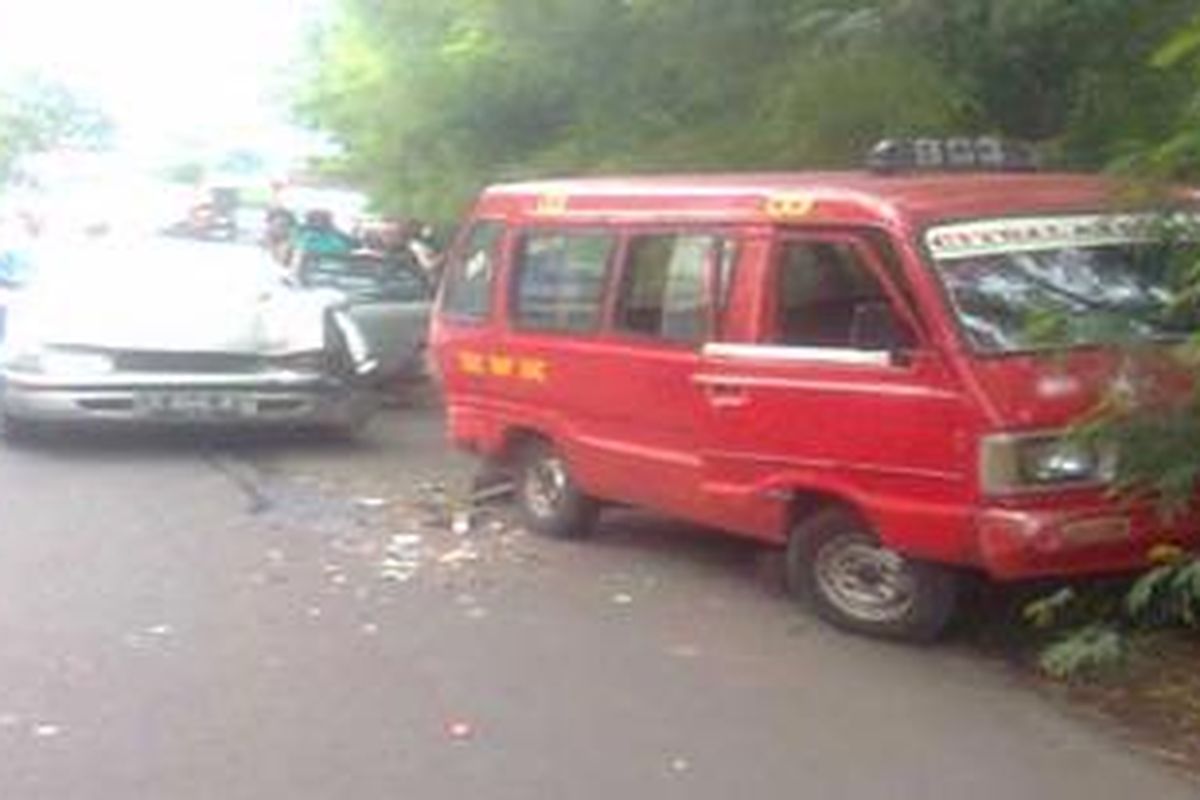 Sedan Corolla dan KWK mengalami kecelakaan di Jalan Raya Perjuangan, Kebon Jeruk, Jakarta Barat, Senin (3/1/2011)