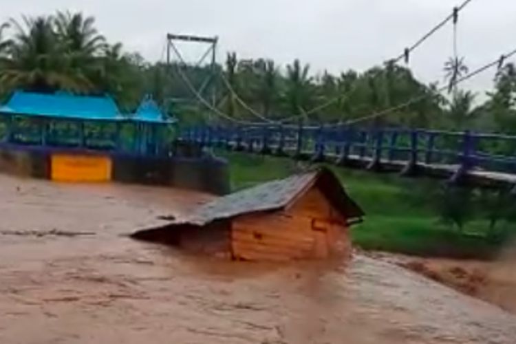 Satu unit rumah di Kelurahan Moneng Sepati, Kecamatan Lubuk Linggau Selatan, kota Lubuk Linggau, Sumatera Selatan hanyut terbawa banjir bandang, Rabu (20/5/2020).