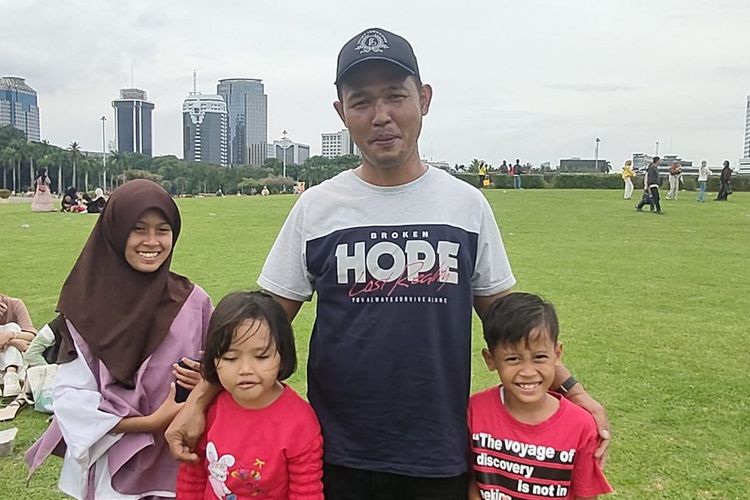 Jauh-jauh dari Tangerang, Jumakun Boyong Keluarga Habiskan Libur Isra Miraj di Monas